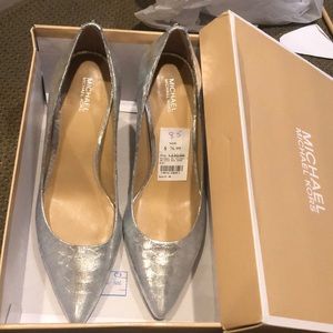 NEW Michael Kors “flex mid pump” silver snakeskin